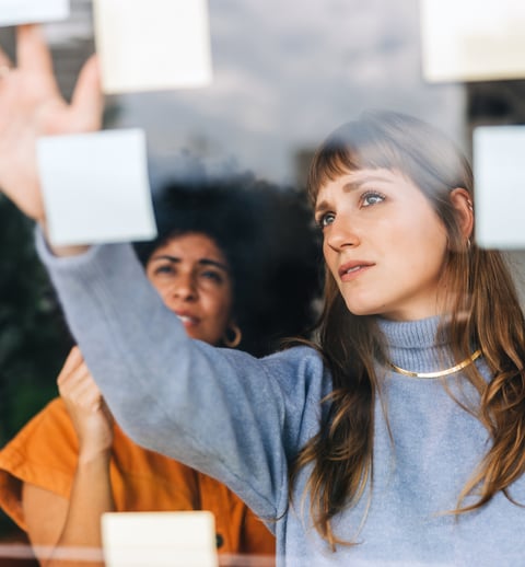 Zwei Frauen brainstormen