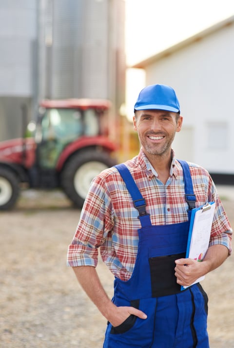 junger-bauer-der-sich-um-sein-geschaft-kummert